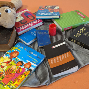 Mit Sammy verschiedene Bibeln entdecken